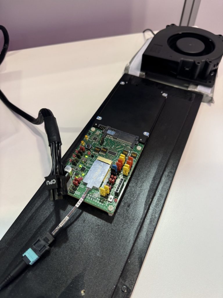 铠侠 光接口 SSD 演示 FMS 2024