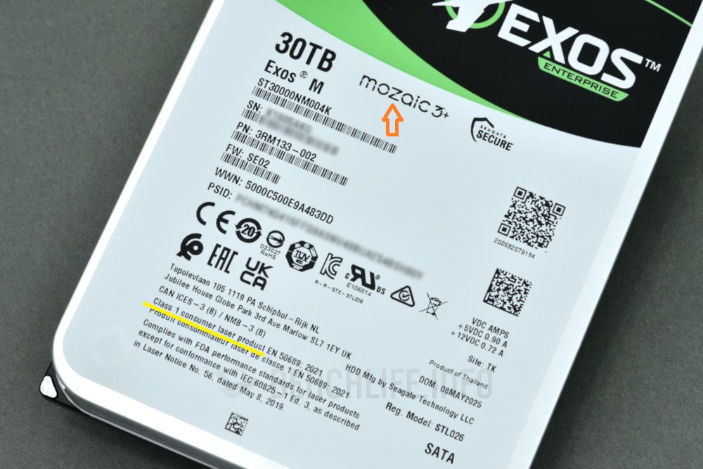 在拍卖等平台可以找到一些奇妙的 Seagate 产品,像标记为 Exos Recertified 或 Factory Recertified、容量在 20TB~26TB 左右,即便未出现 Mozaic 3+ 标记,若下方也有 Class 1 consumer laser product EN 50689:2021 这段注记,那基本上也是属于 HAMR 技术制品。